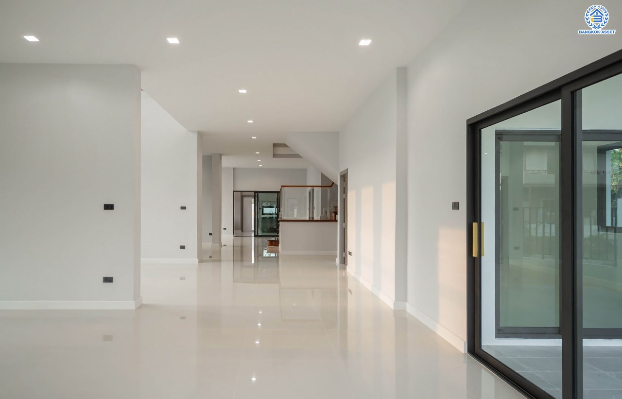 บ้านมือสองตกแต่งใหม่ โครงการ กฤษดานคร20 ปิ่นเกล้า-บรมราชชนนี บ้านหลังมุม ติดทะเลสาบ บนเนื้อที่กว้างมากถึง 238 ตร.ว. ตกแต่งด้วยวัสดุเกรดพรีเมี่ยม ฟังก์ชัน 5 ห้องนอน 6 ห้องน้ำ 1 ห้องอเนกประสงค์ 4 ที่จอดรถ พร้อมทั้งเปลี่ยนระบบไฟฟ้า สุขาภิบาล ทำเลศักยภาพ ติดถนนบรมราชชนนี ใกล้มหาวิทยาลัยมหิดล และเพียง 10 นาทีถึงเซ็นทรัล ปิ่นเกล้า